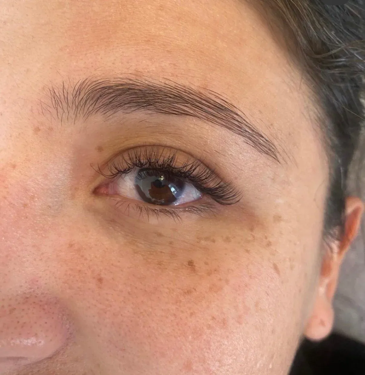 Wispy hybrid lash extension set enhancing the natural lash line